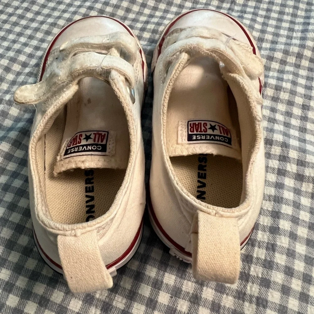 Toddler size 8 white low converse